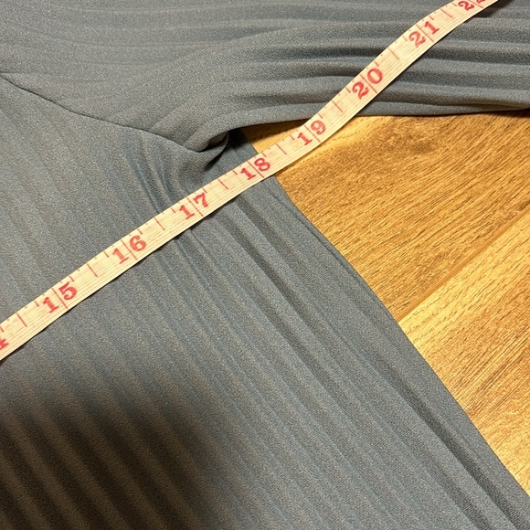 Babaton pleated long sleeve - Picture 4 of 5